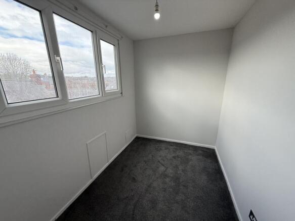 4 bed House to rent Image 9