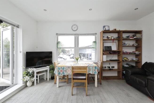2 bed Apartment for sale Image 6