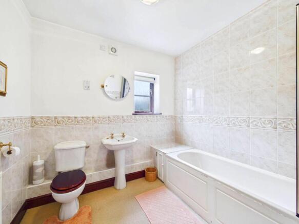 4 bed Detached for sale Image 9