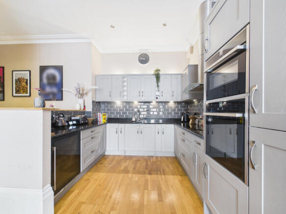 2 bed Apartment for sale Image 11