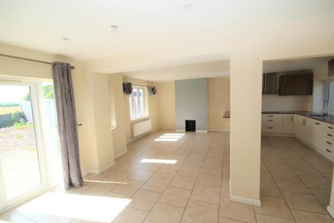 OPEN PLAN LIVING/DINING/KITCHEN AREA