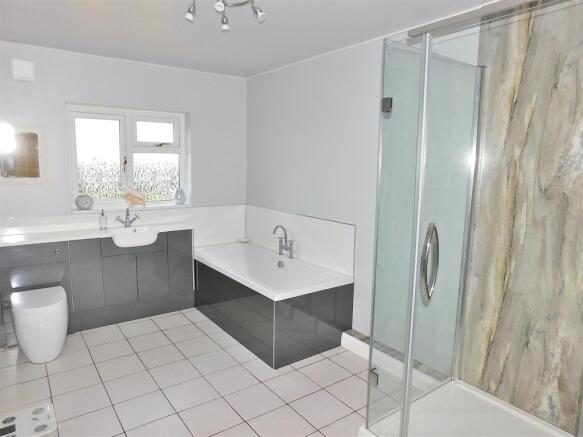 FAMILY BATHROOM.JPG