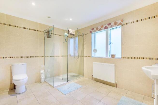 EN-SUITE SHOWER ROOM