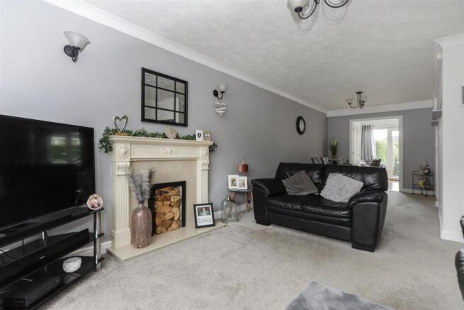 Living Room/Dining Area