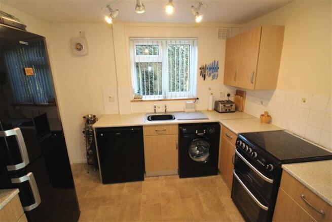 FITTED KITCHEN