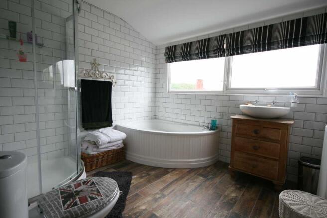 'JACK & JILL' BATHROOM/WC