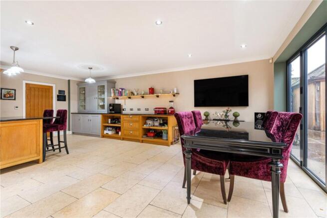 5 bed Detached for sale Image 4