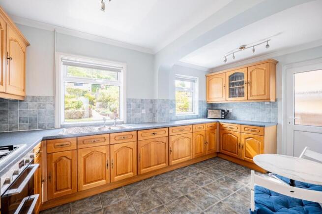 Kitchen breakfast area.jpg