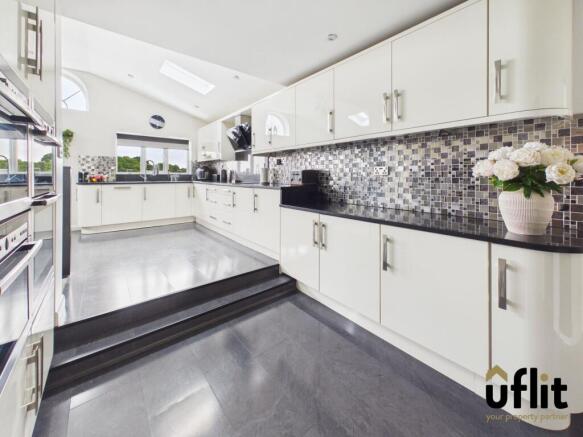 4 bed Detached for sale Image 10