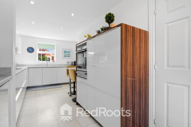 4 bed Detached for sale Image 8