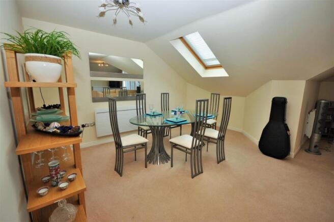 LOUNGE /DINING ROOM