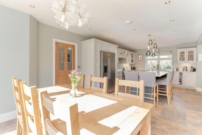 6 bed House for sale Image 5