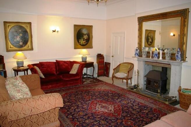 CHARMING LIVING ROOM
