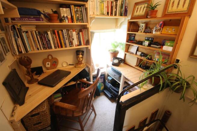 FIRST FLOOR LANDING/STUDY AREA