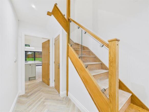 5 bed Detached for sale Image 6