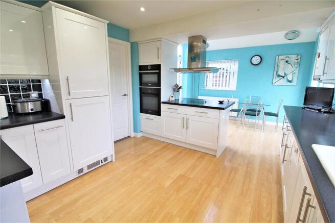 KITCHEN/BREAKFAST ROOM