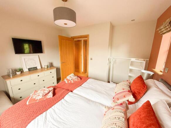 4 bed Chalet for sale Image 11
