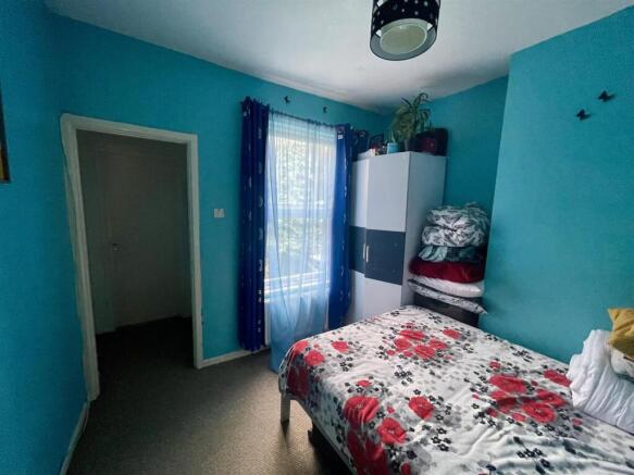 Bedroom (2/2)