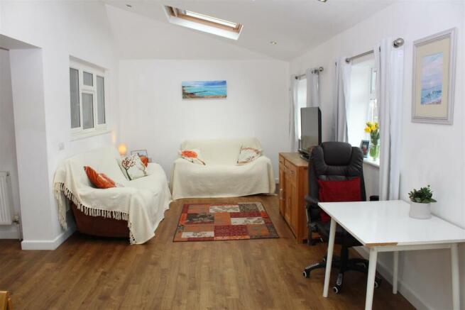 Rear lounge/dining area