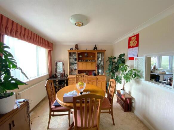 59 Links Drive - Diner.jpg