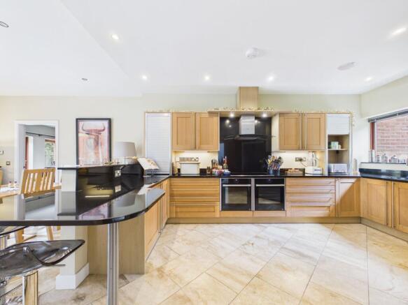 6 bed Detached for sale Image 4