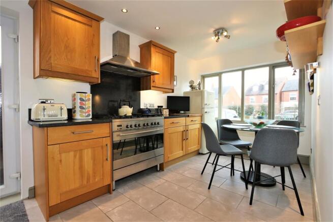 FITTED BREAKFAST KITCHEN