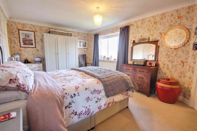 4 bed Detached for sale Image 6