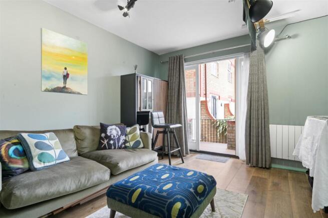 3 Linford Court, Appleton Square, Mitcham receptio