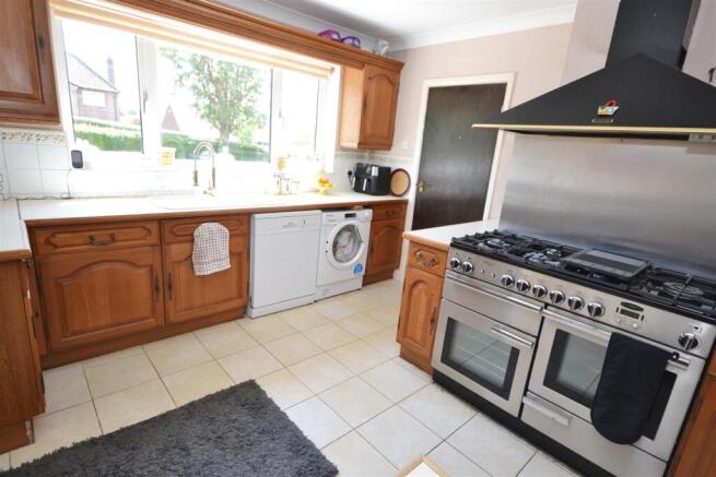 4 bed Detached for sale Image 5