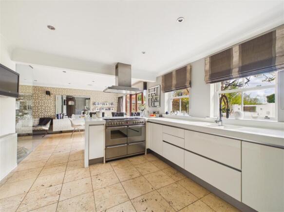 5 bed Detached for sale Image 6
