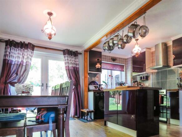 KITCHEN/DINING ROOM