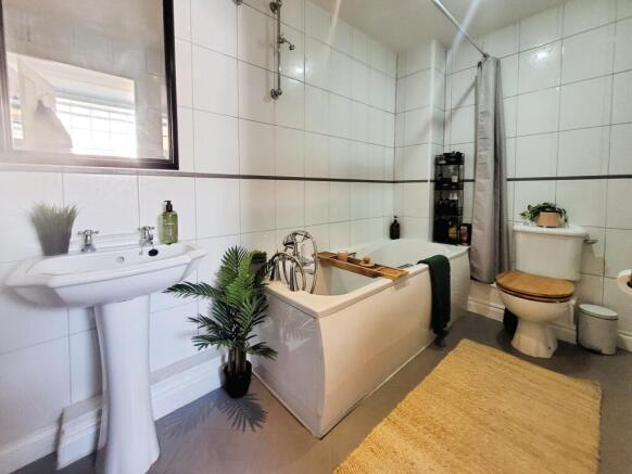 2 bed Flat for sale Image 8