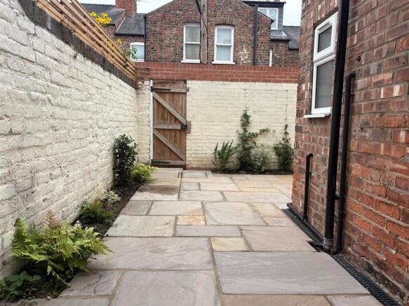 2 bed Terraced to rent Image 9