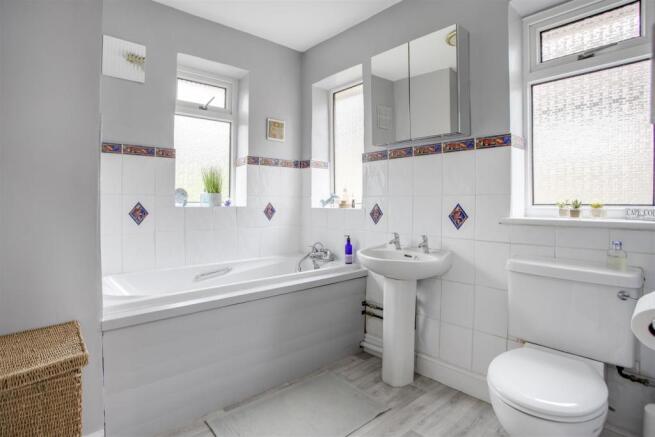 89 Westover Road Family Bathroom.jpg