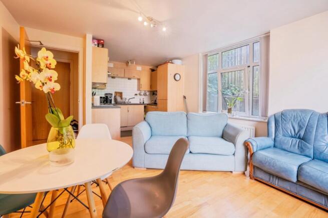 2 bed Flat for sale Image 5