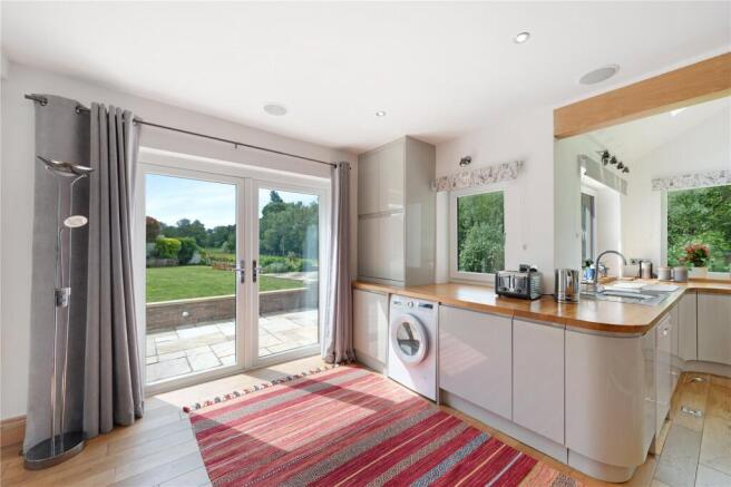 5 bed Bungalow for sale Image 11