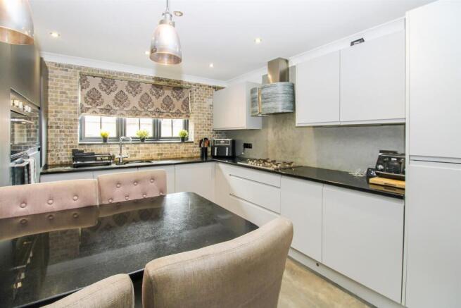 4 bed Detached for sale Image 5