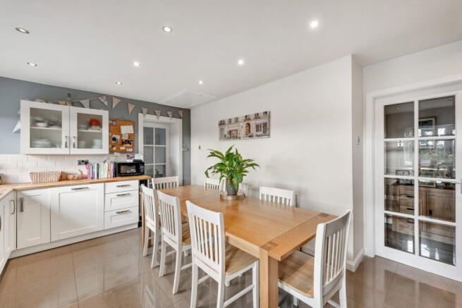 4 bed Semi-Detached Bungalow for sale Image 8