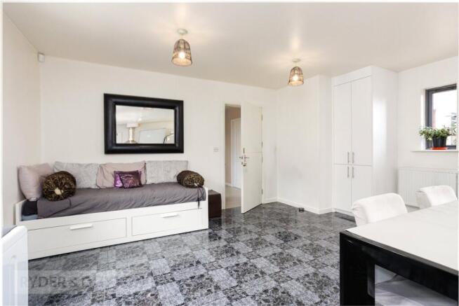 5 bed Semi-Detached for sale Image 11