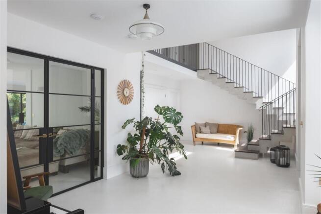 6 bed Detached for sale Image 4