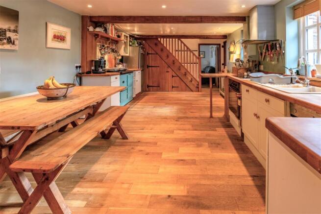 kitchen2 edited.jpg