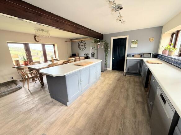 4 bed Semi-Detached to rent Image 6