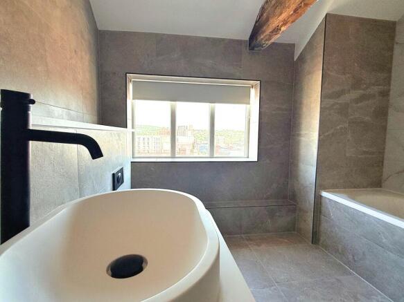 2 bed Penthouse to rent Image 12