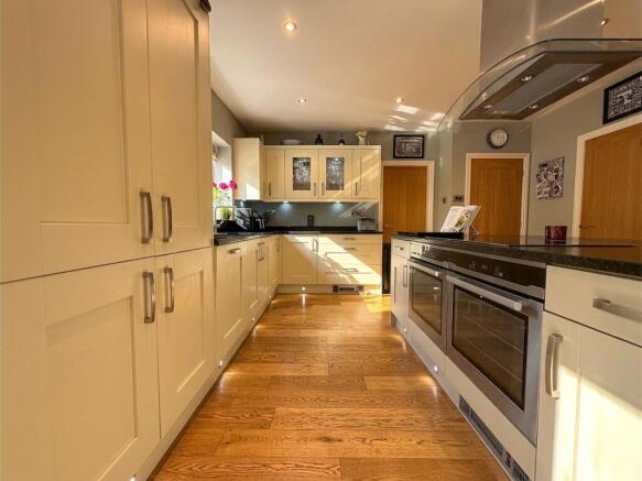 5 bed Detached for sale Image 10