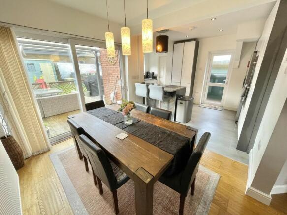 KITCHEN /DINER