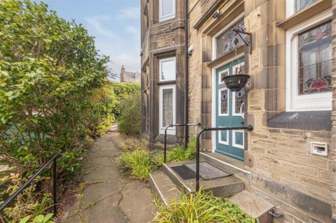 6 bed Semi-Detached for sale Image 4