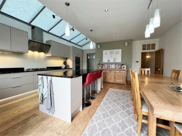 kitchen dining.jpg