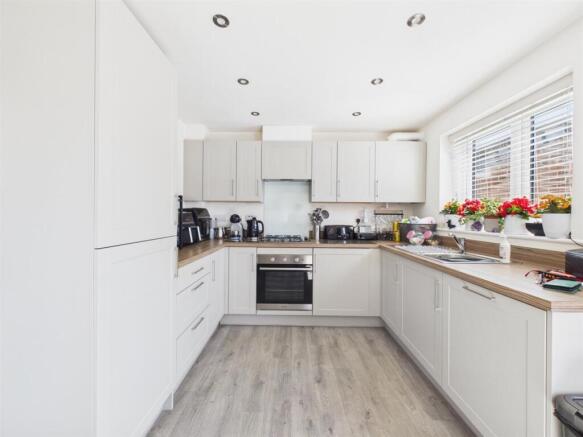 4 bed Detached for sale Image 4