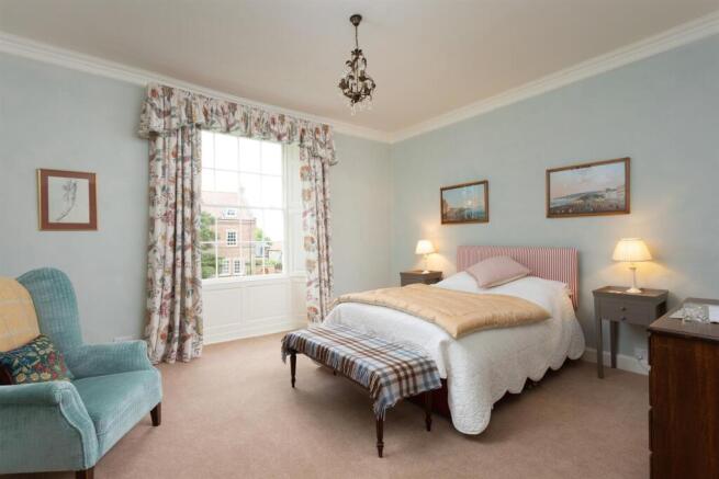 6 bed House for sale Image 10