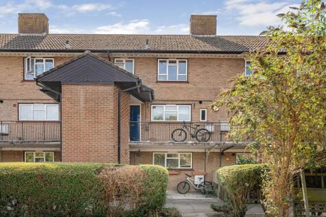Buttercup Square, Stanwell, Staines-upon-Thames, Surrey, TW19